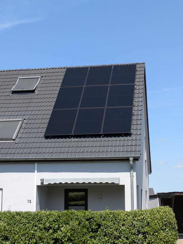 Realisiertes Projekt: PV-Module auf dem Dach eines Eigenheims